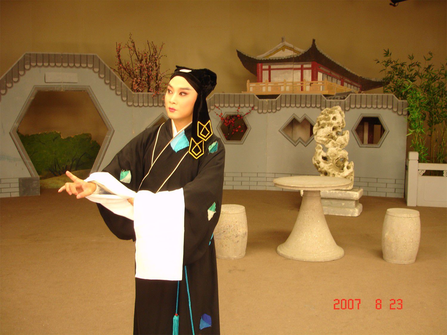 方卿家貧投親來到襄陽，孰料在壽堂被嫌貧愛富的姑母羞辱，負氣離去，表姐陳翠娥趕到花園苦留不住，暗將價值連城...