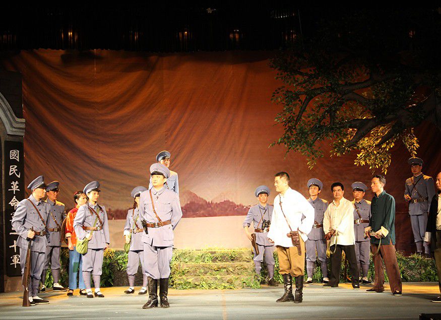 南湖的燈光，昭示著中國革命新的啟航。在漫長的革命征途中，共產黨人決定武裝反抗，以革命的武裝力量去推翻反革...